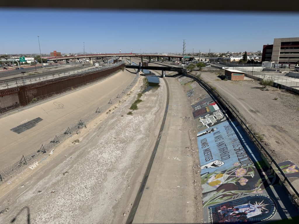 Blick auf den Grenzstreifen und Grenzzaun im Zentrum Cd. Juárez / El Paso