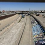 Blick auf den Grenzstreifen und Grenzzaun im Zentrum Cd. Juárez / El Paso