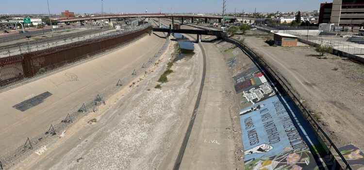 Blick auf den Grenzstreifen und Grenzzaun im Zentrum Cd. Juárez / El Paso